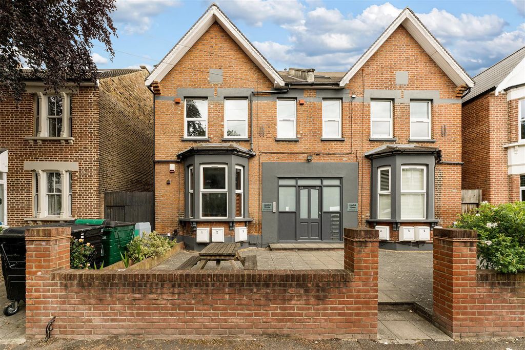Property photo 1 of 24 Carisbrooke Road, E17