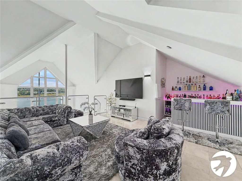 Property photo 3 of 18 Lounge