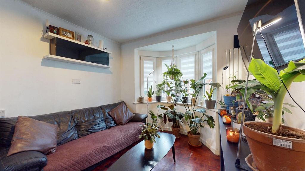 Property photo 2 of 11 Big House For Sale By Barrain London