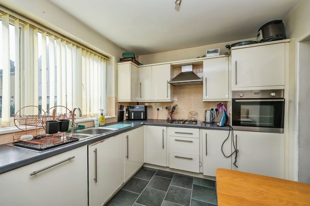 Property photo 3 of 13 Fitted Kitchen