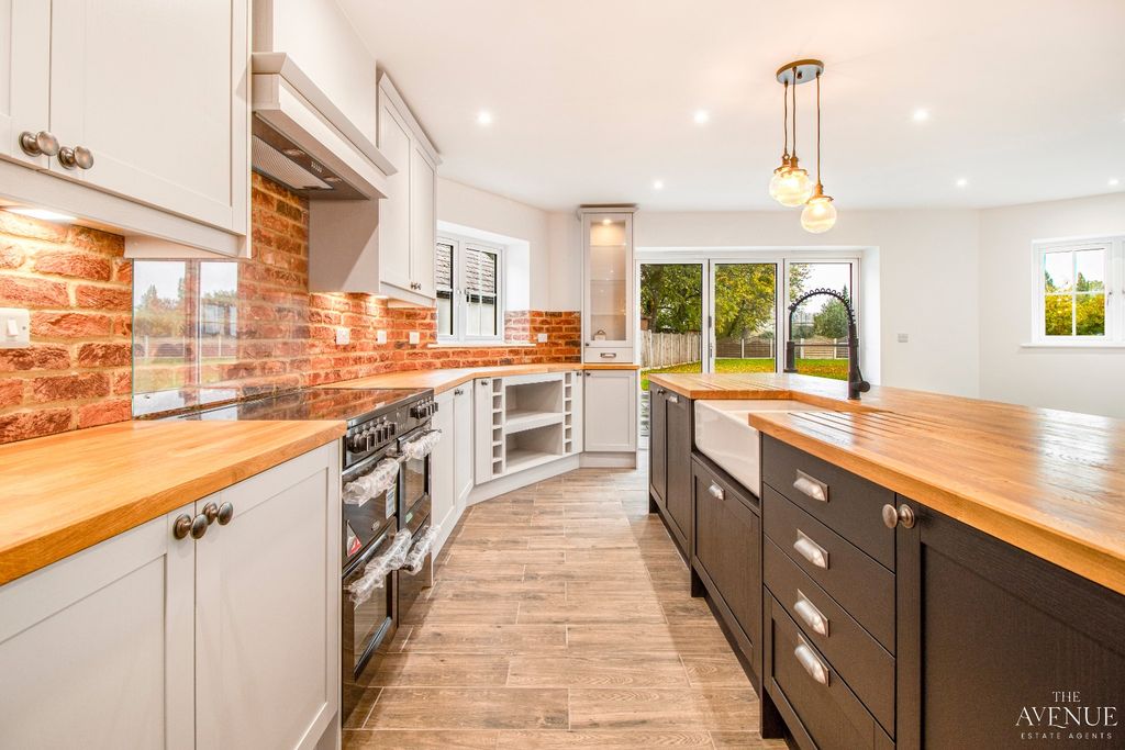 Property photo 2 of 49 4543803