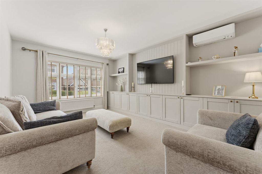 Property photo 2 of 52 Manorroad_09.Jpg