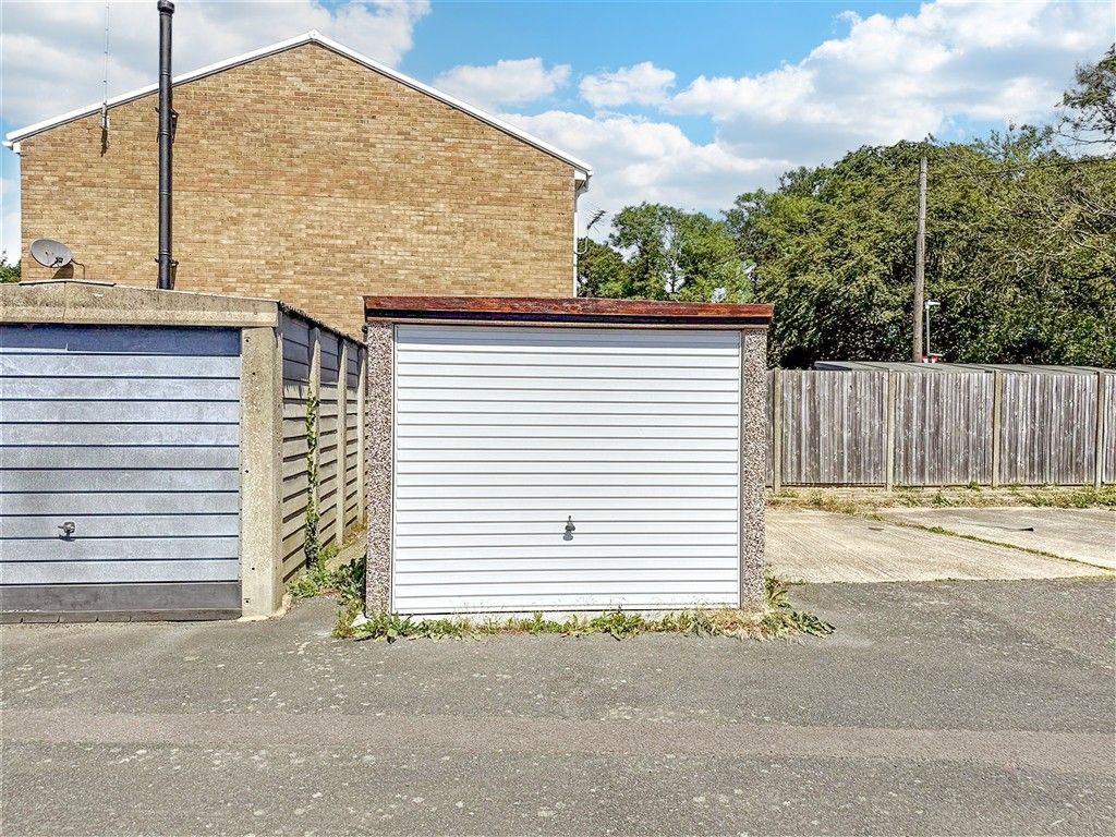 Property photo 1 of 5 Garage Front