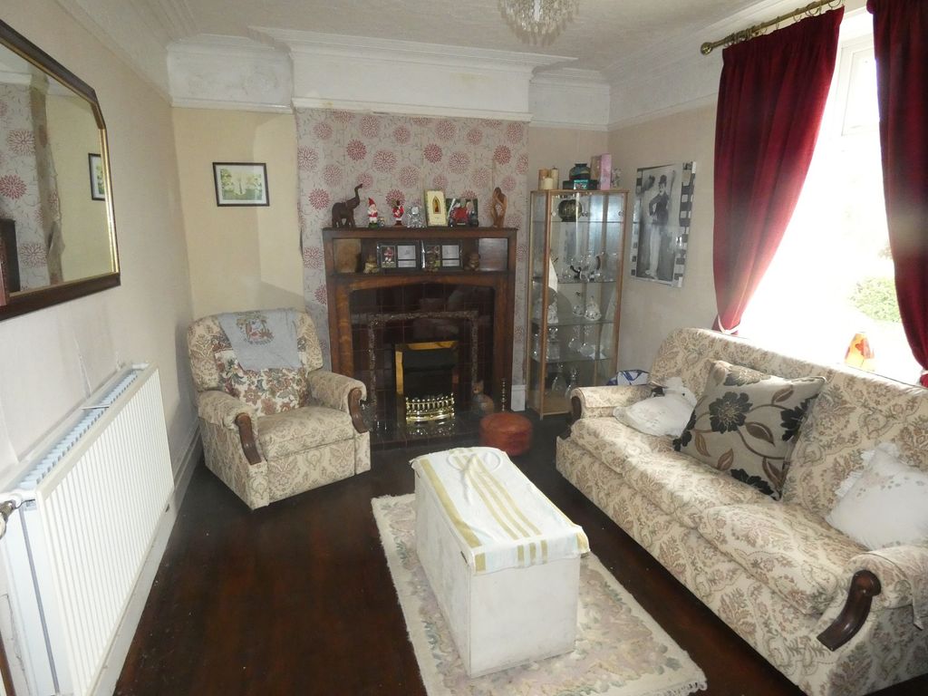 Property photo 2 of 4 Front Lounge