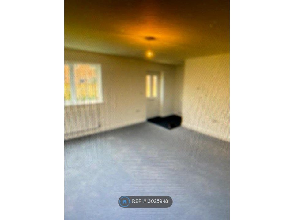 Property photo 3 of 10 Living Room