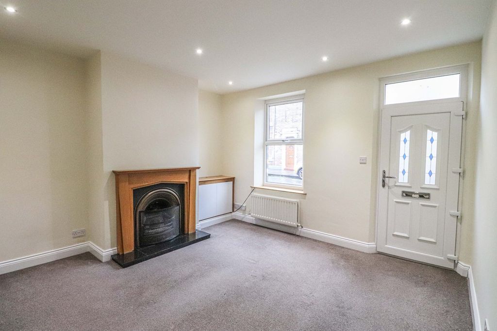 Property photo 3 of 13 Lounge