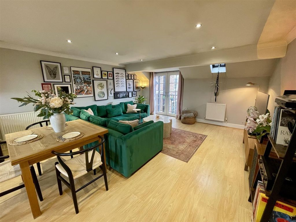 Property photo 2 of 13 Lounge