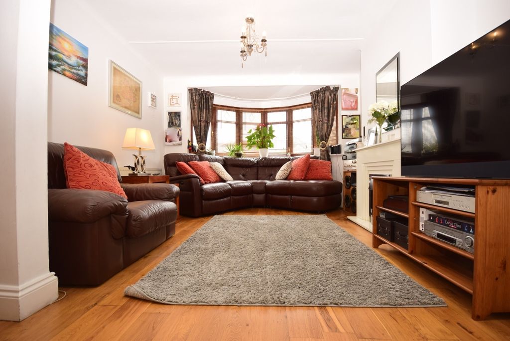 Property photo 1 of 17 Lounge