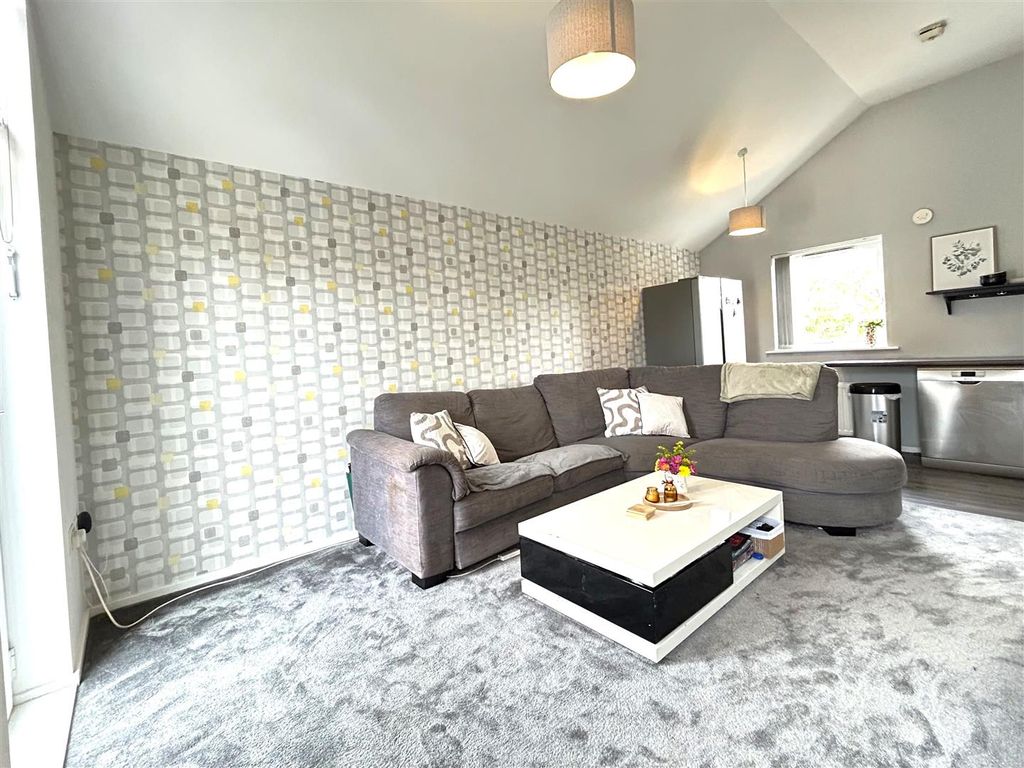 Property photo 2 of 11 Lounge