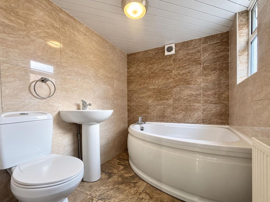 Property photo 3 of 10 Bathroom 1