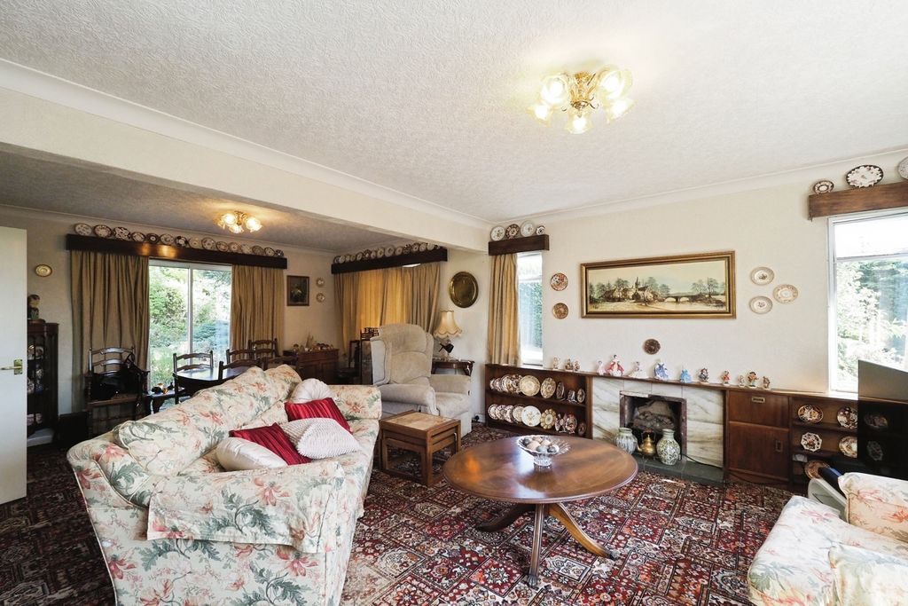 Property photo 2 of 18 Lounge