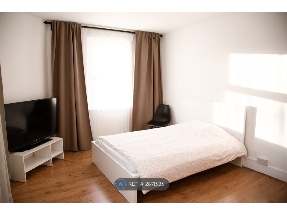 Property photo 2 of 20 Large Double Bedroom