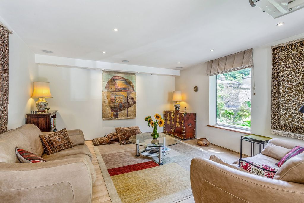 Property photo 2 of 18