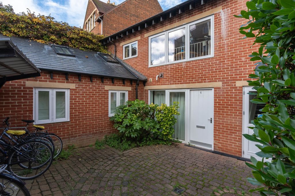 Property photo 1 of 8 Entrance