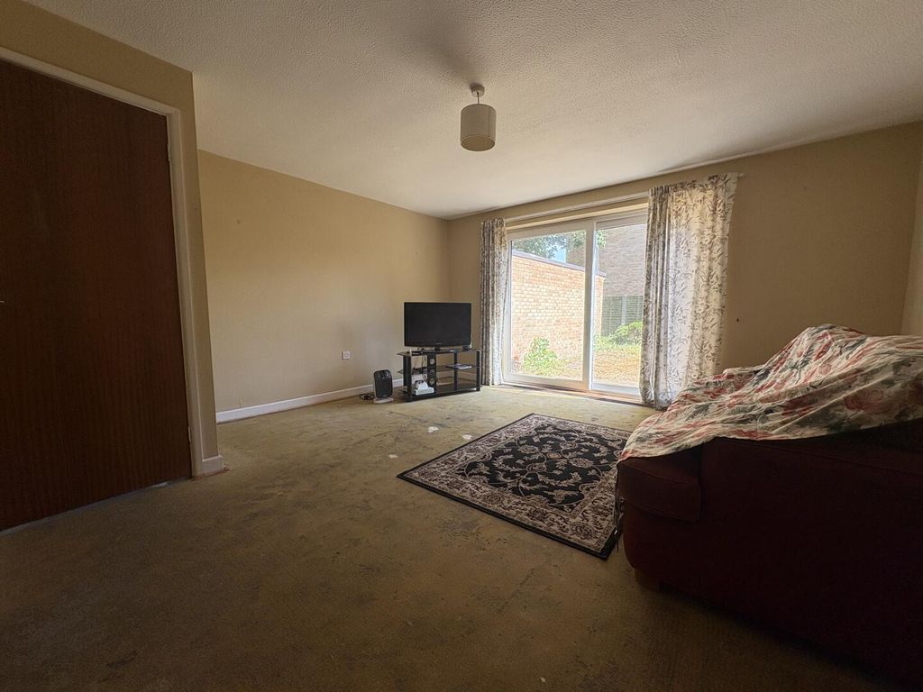 Property photo 3 of 11 Living Room