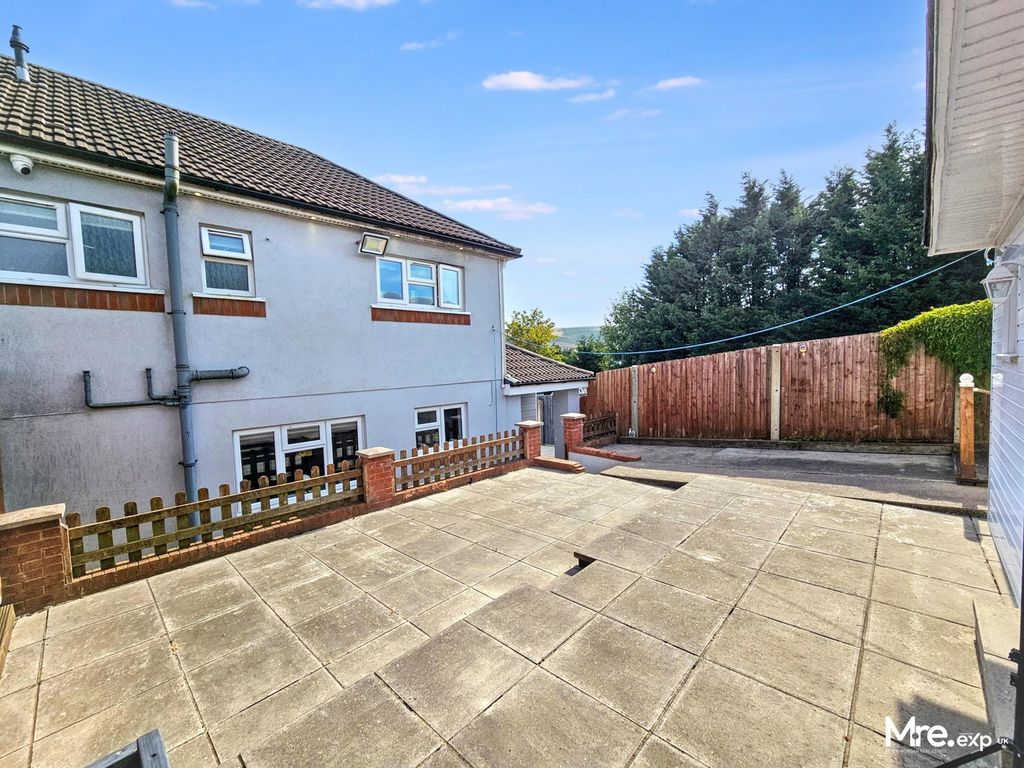 Property photo 2 of 25