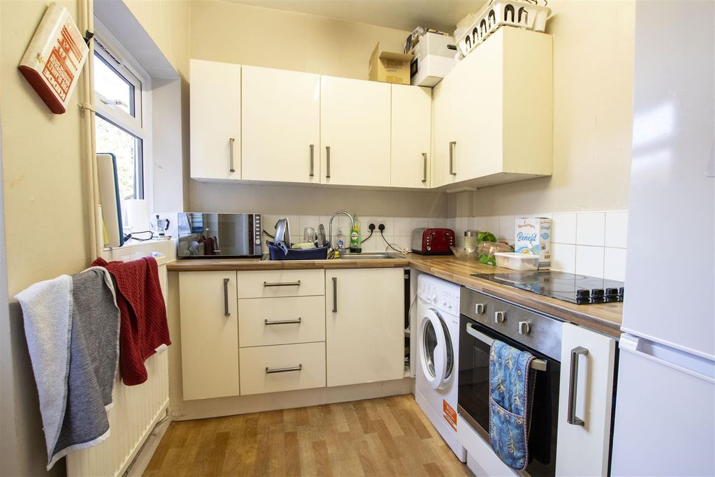 Property photo 1 of 9 Kitchen