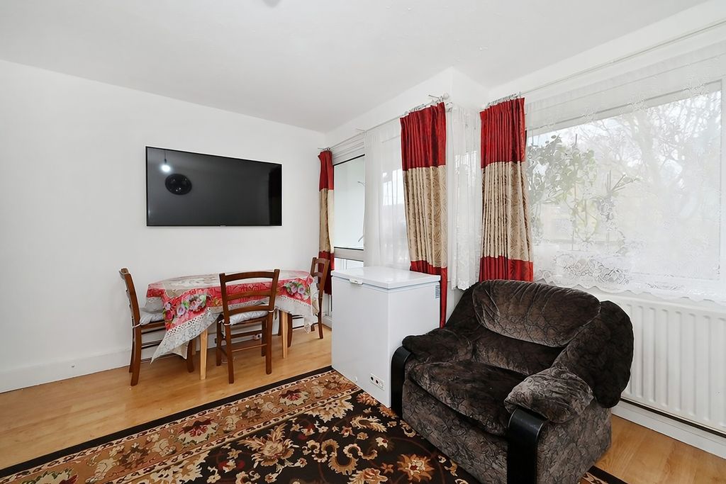 Property photo 3 of 12 11-Colbourne-House (2)