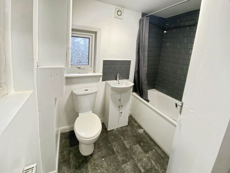 Property photo 3 of 8 Pbox-Bathroom-328636.Jpg