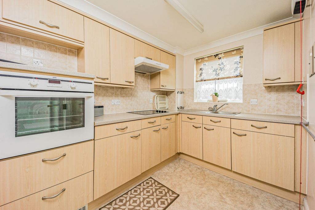 Property photo 3 of 11 Kitchen