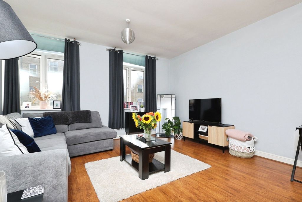 Property photo 2 of 19 Lounge