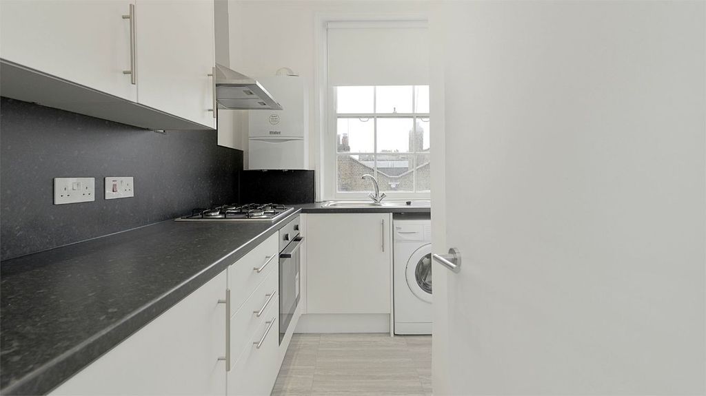 Property photo 3 of 10 Kitchen