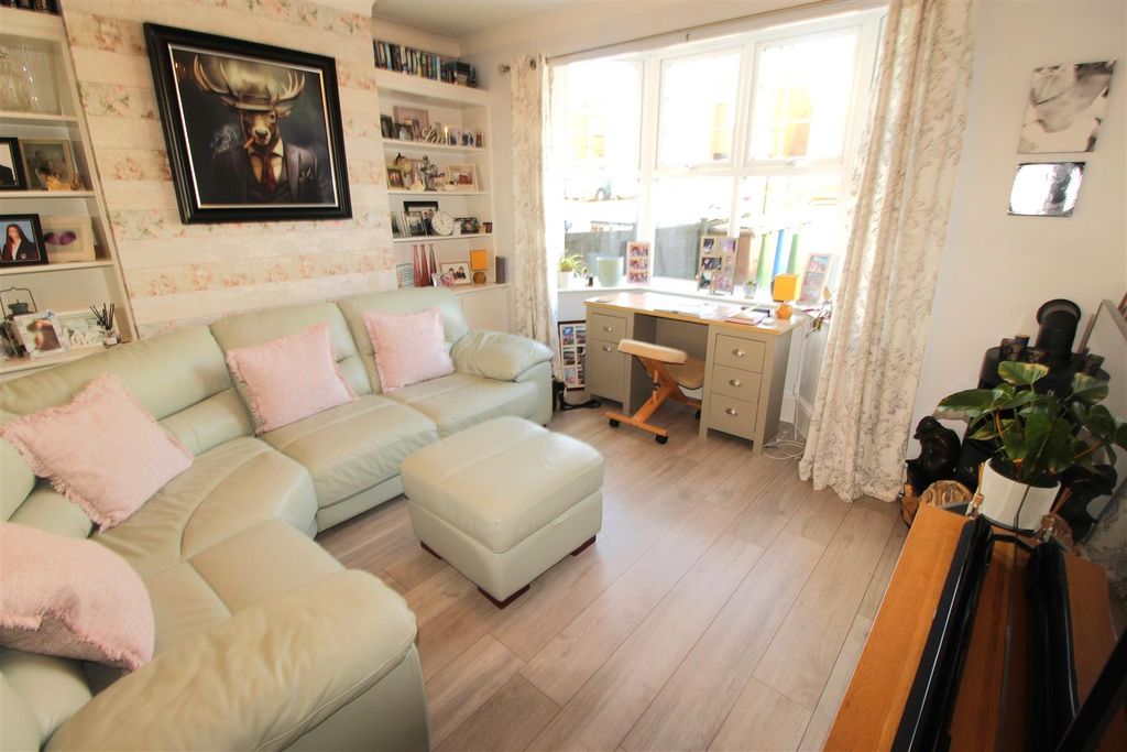 Property photo 2 of 22 Lounge