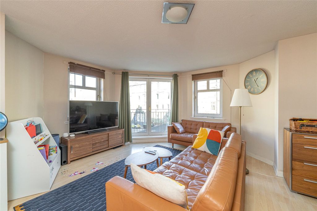 Property photo 3 of 24 Lounge Alt