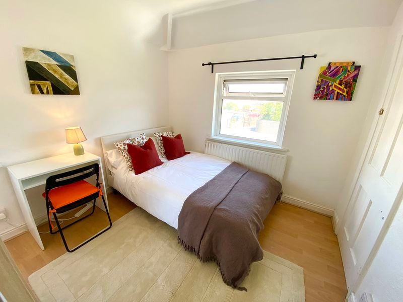 Property photo 1 of 4 This Charming Double Bedroom Features A Cozy Ambia...