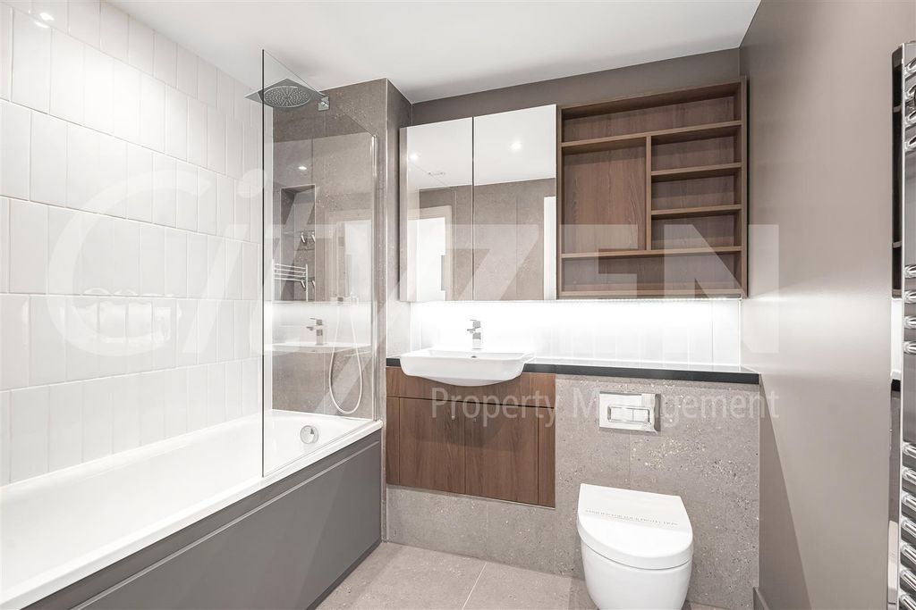 Property photo 2 of 21 Bathroom