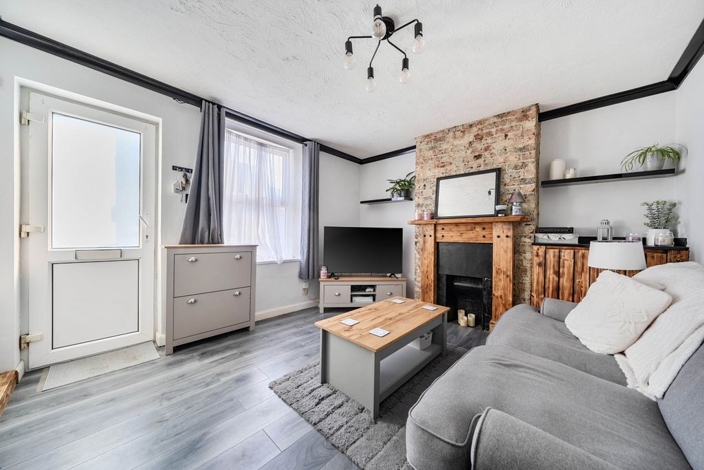 Property photo 3 of 18 Lounge