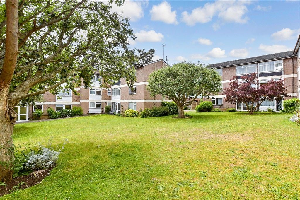 Property photo 3 of 13 Communal Gardens