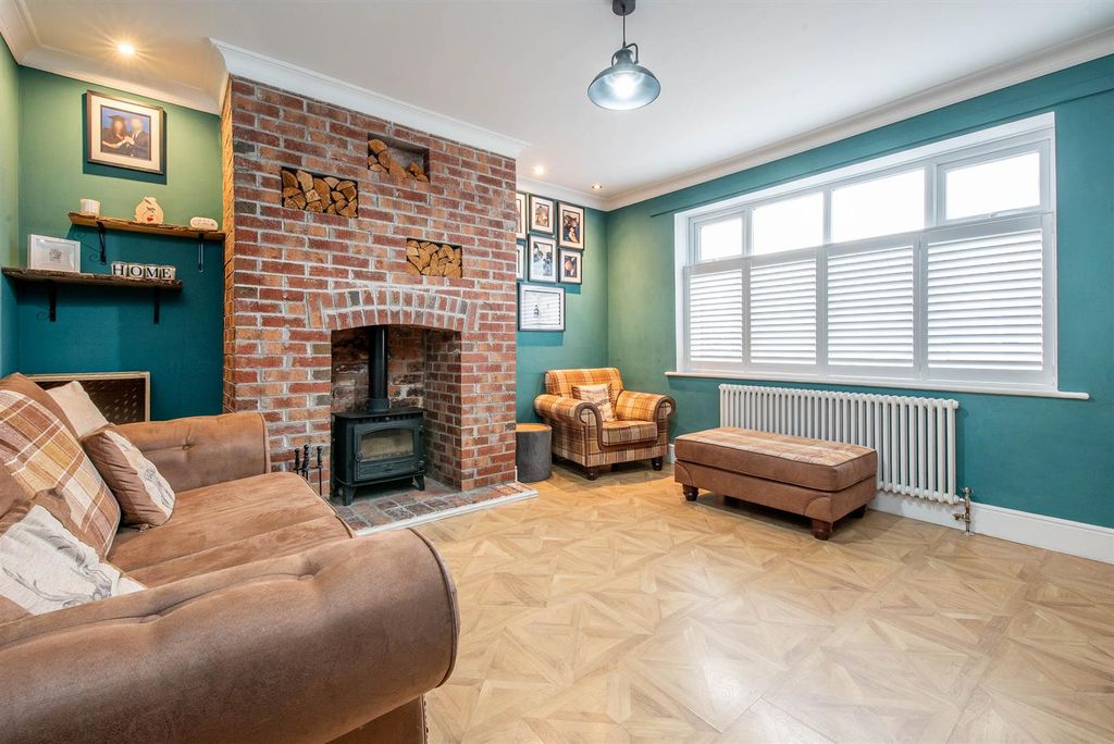 Property photo 2 of 22 Lounge