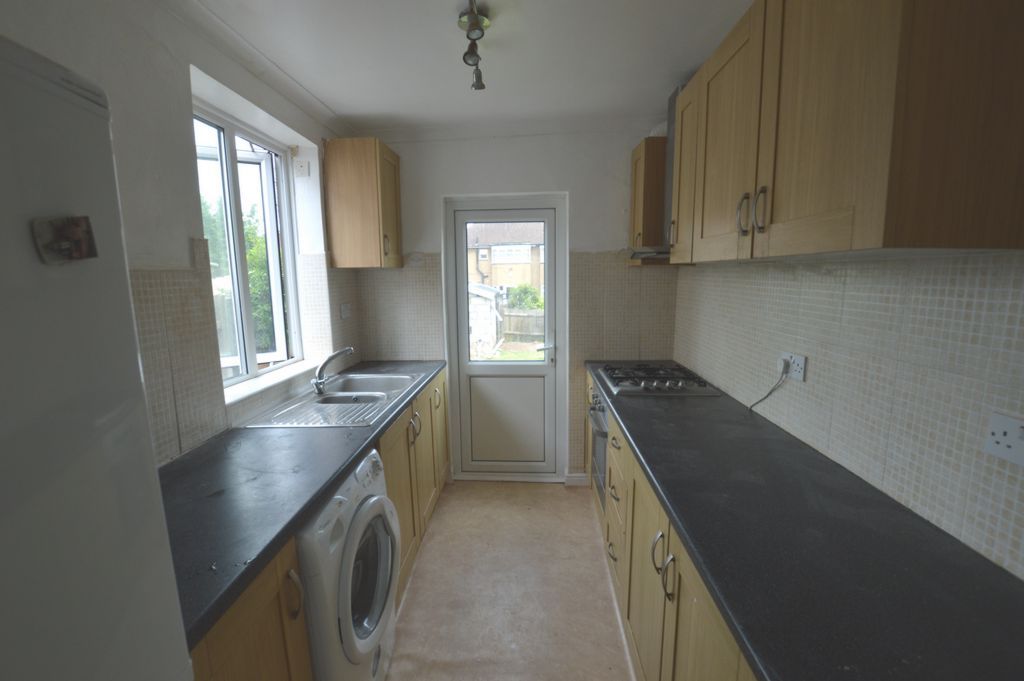 Property photo 3 of 10 Kitchen