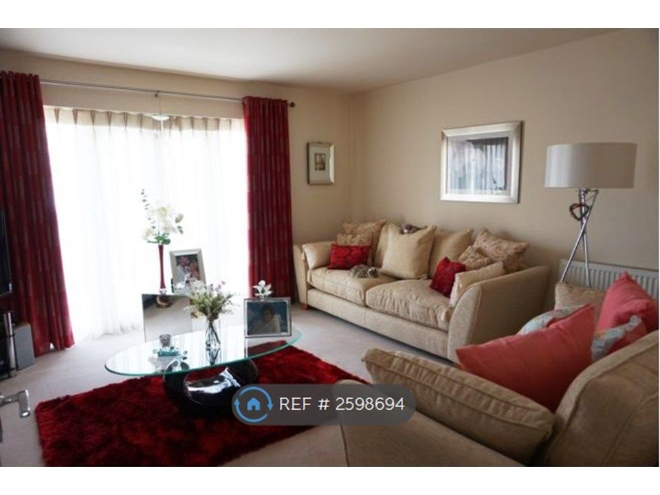 Property photo 3 of 33 Spacious Lounge / Living Room