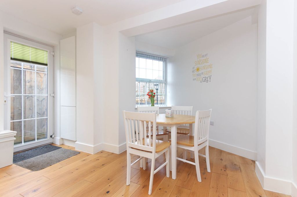 Property photo 3 of 10 Dining Area