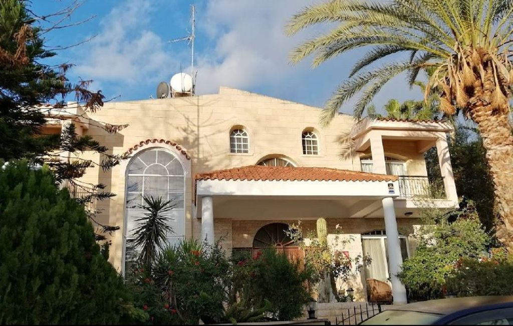 Property photo 1 of 2