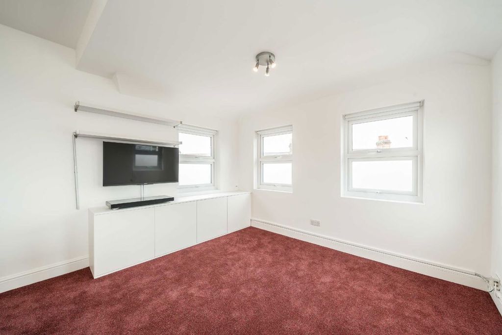 Property photo 3 of 6