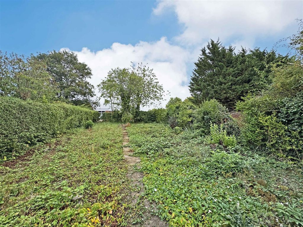 Property photo 2 of 12 Garden