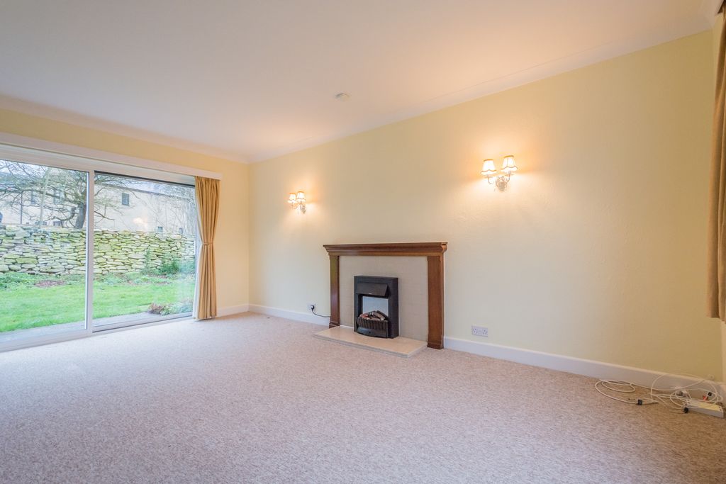 Property photo 3 of 20 40 Priory Close -3