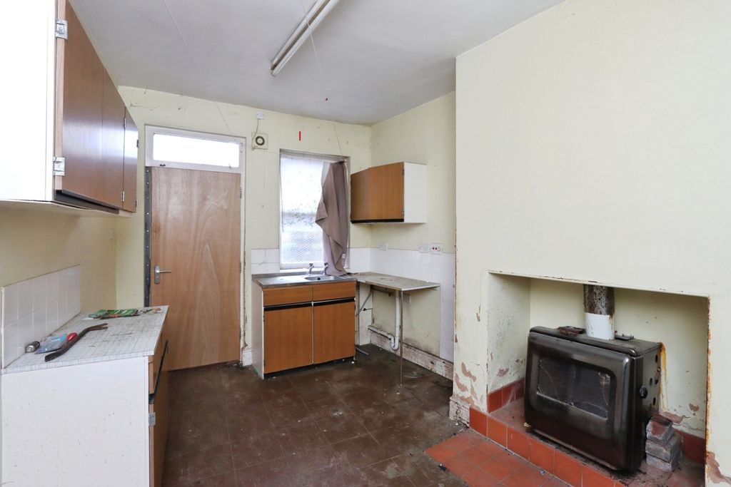 Property photo 3 of 17 Kitchen