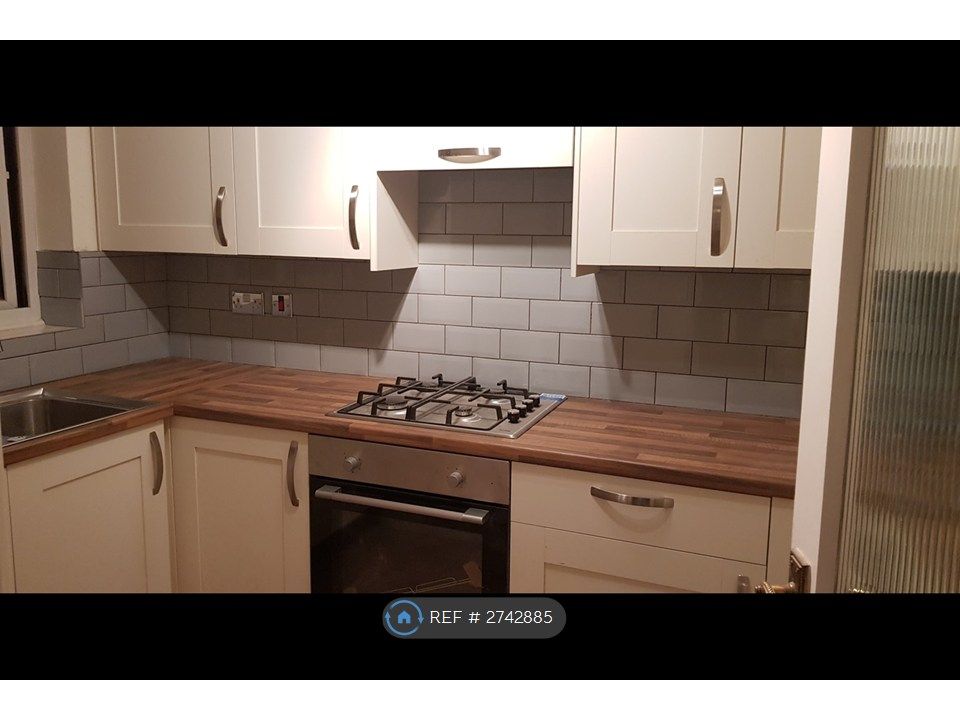 Property photo 3 of 10 Fully Fitted Modern Kitchen