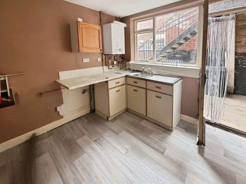 Property photo 3 of 10 Kitchen