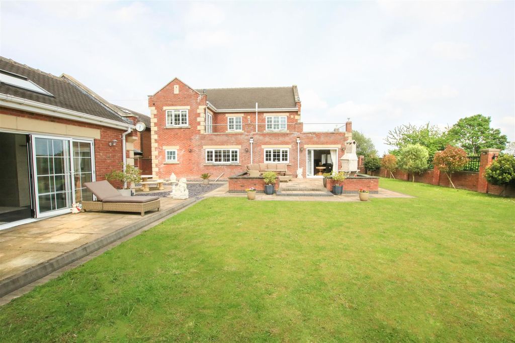 Property photo 2 of 47 Rear Garden