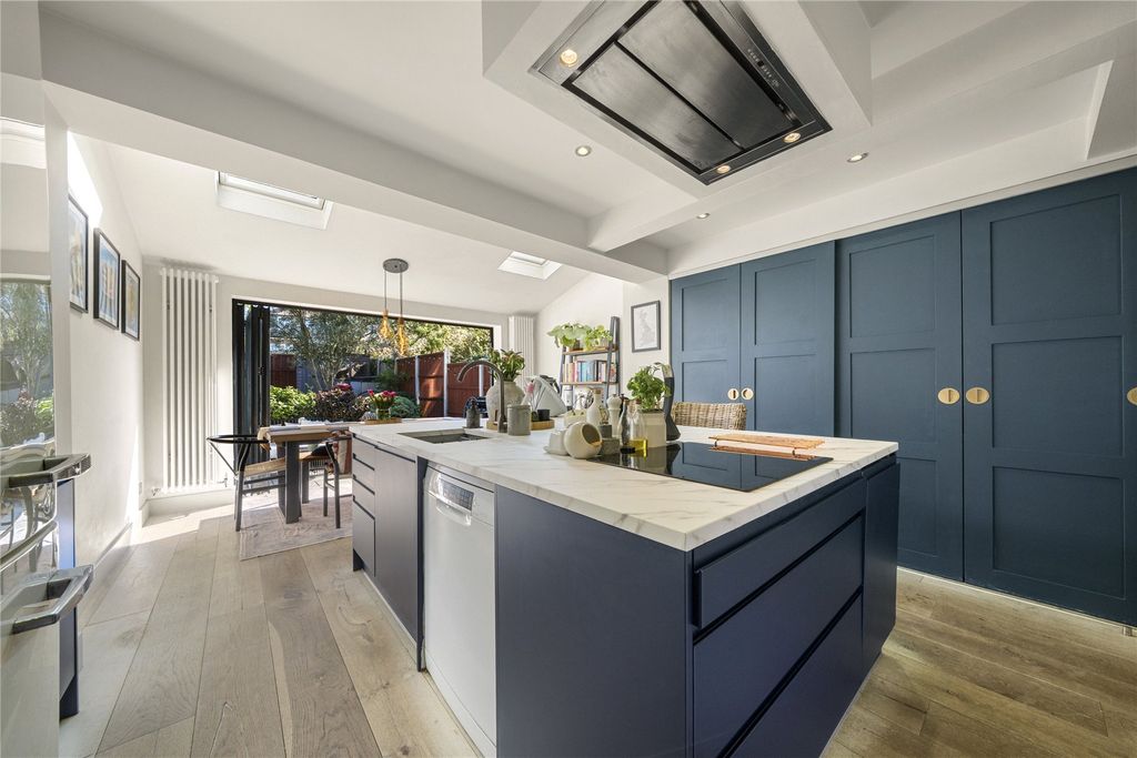 Property photo 3 of 14 Stylish Living