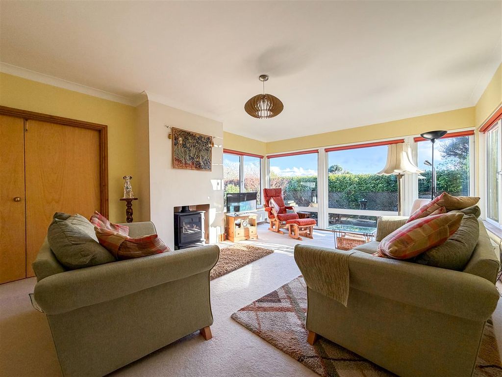 Property photo 2 of 28