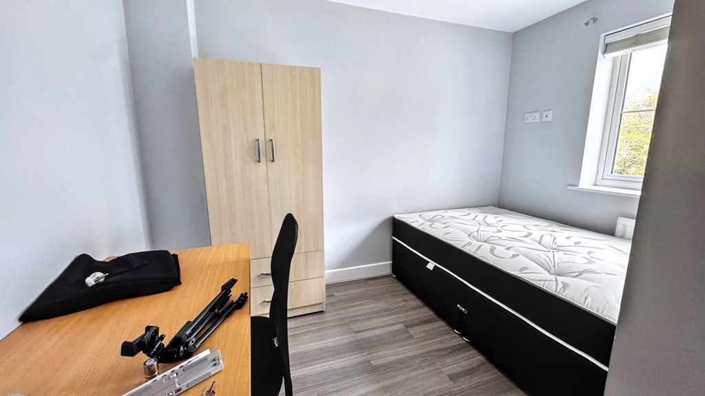 Property photo 3 of 7 Bright, Tidy Single Bedroom With A Single Bed, Bui...