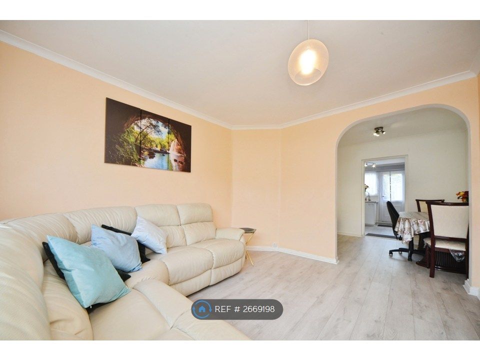 Property photo 3 of 14 Living Room (2)