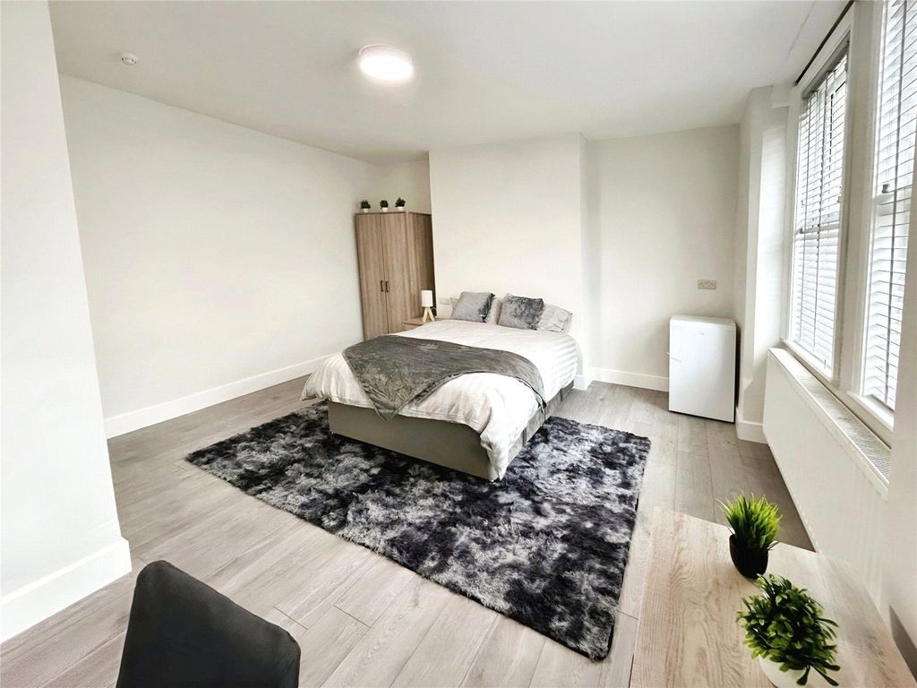 Property photo 2 of 19 Room 4