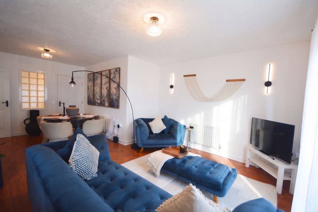 Property photo 3 of 10 Lounge